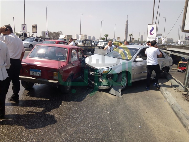 بالصور.. سقوط جزء من سور كوبري أكتوبر إثر تصادم سيارتين