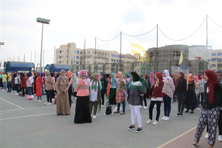 بالصور.. رئيس جامعة كفرالشيخ يُحيّ العلم مع الطلاب في بداية العام الجديد