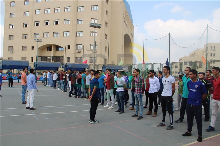 بالصور.. رئيس جامعة كفرالشيخ يُحيّ العلم مع الطلاب في بداية العام الجديد
