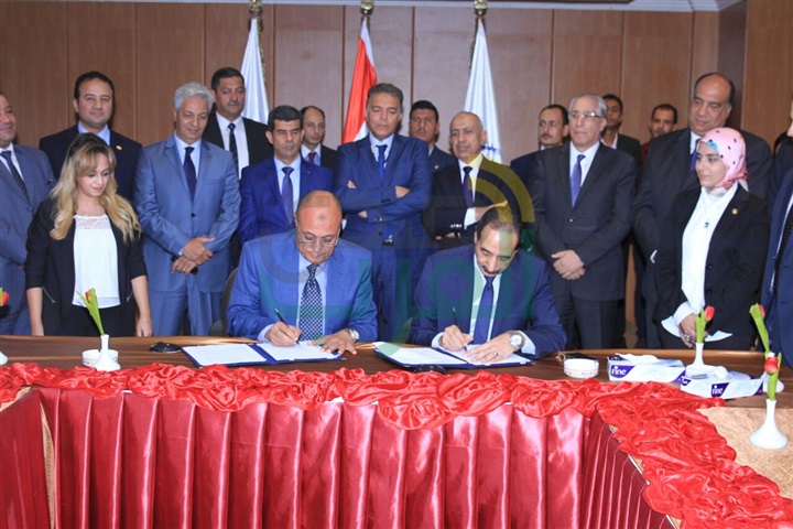 وزير النقل يشهد مراسم توقيع عقد إنشاء وتنفيذ جراج متعدد الطوابق بميناء الإسكندرية 
