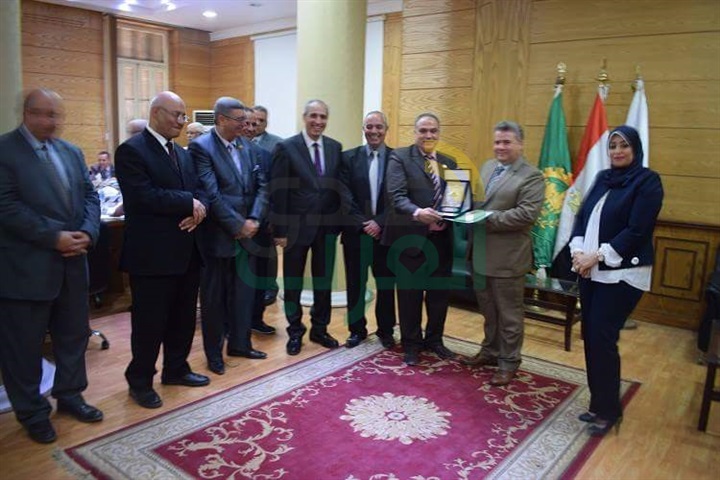 بالصور.. رئيس جامعة بنها يكرم وزير الصحة السابق