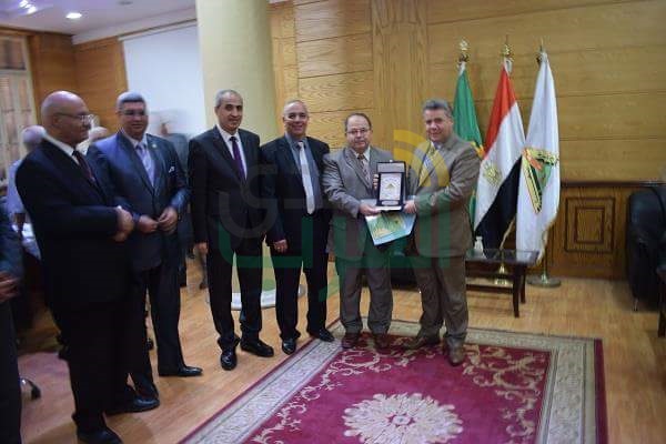 بالصور.. رئيس جامعة بنها يكرم وزير الصحة السابق