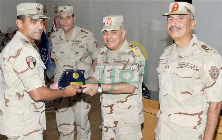  وزير الدفاع والانتاج الحربي  يلتقي بطلبة كلية الضباط الاحتياط  