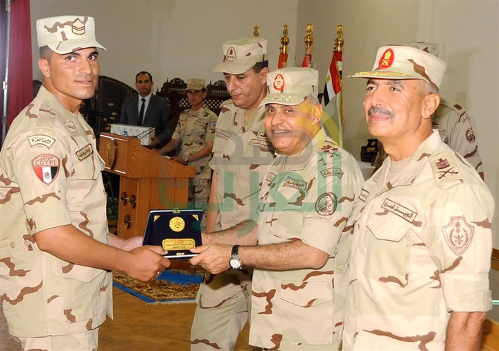  وزير الدفاع والانتاج الحربي  يلتقي بطلبة كلية الضباط الاحتياط  