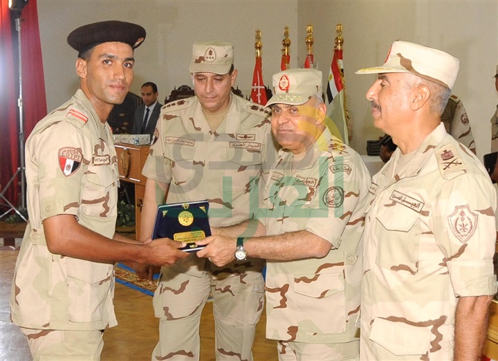  وزير الدفاع والانتاج الحربي  يلتقي بطلبة كلية الضباط الاحتياط  