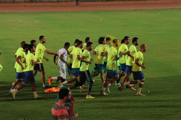 بالصور.. السيد نصر يحفز لاعبي كفر الشيخ قبل مباراة الأوليمبي