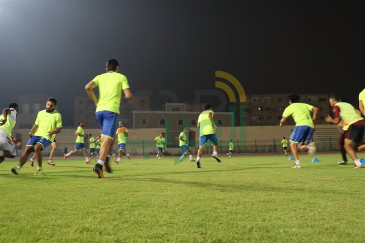 بالصور.. السيد نصر يحفز لاعبي كفر الشيخ قبل مباراة الأوليمبي