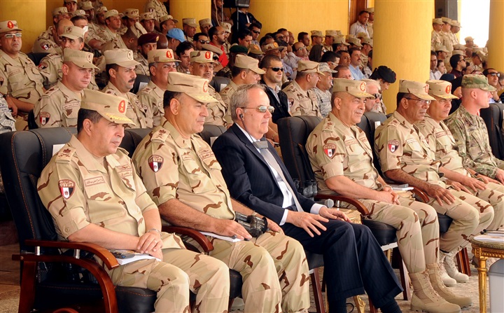 "حجازى" يشهد الرماية بالذخيرة الحية ضمن أنشطة النجم الساطع 2017