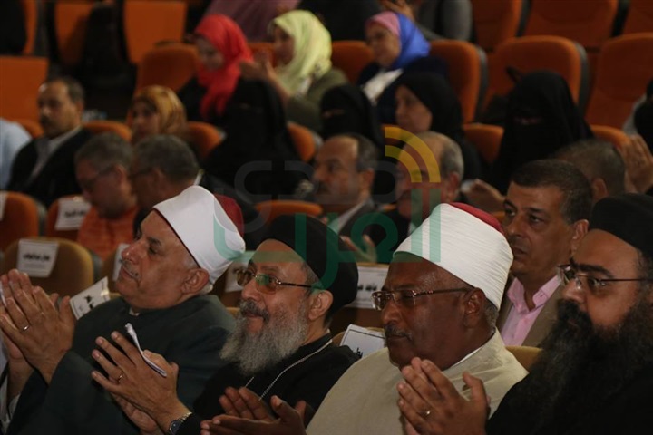 محافظ كفر الشيخ ورئيس الجامعة يشهدان مؤتمر المرأة صانعة السلام