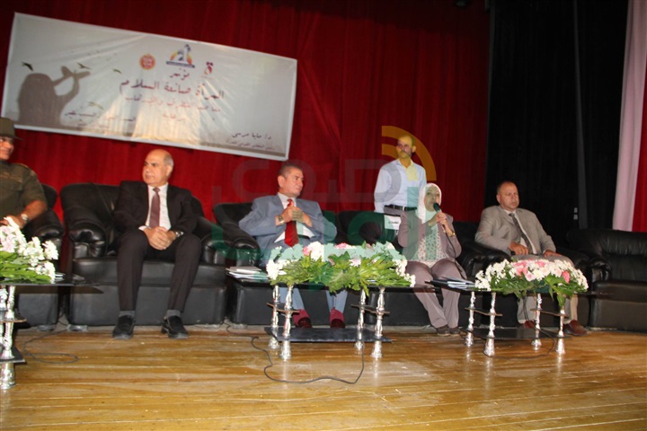 محافظ كفر الشيخ ورئيس الجامعة يشهدان مؤتمر المرأة صانعة السلام