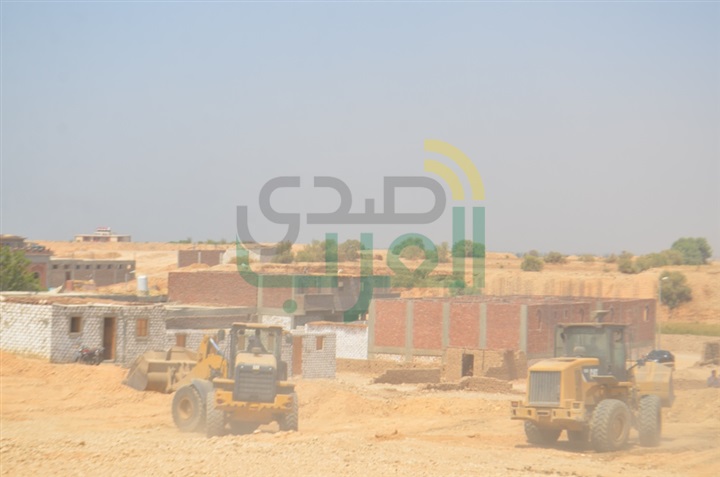 بالصور.. إزالة التعديات على المقابر المخصصة لقريتي كرم عمران وأبنود بقنا
