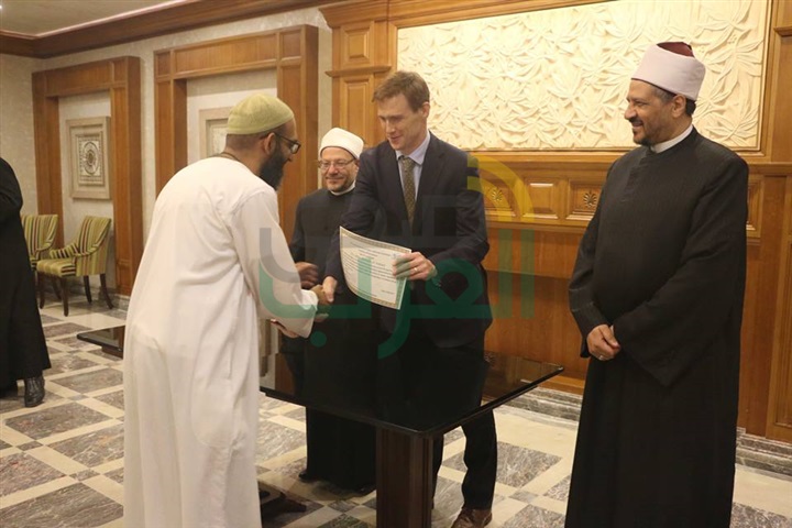 بالصور.. "هيئات الإفتاء في العالم" تحتفل بتخريج 15 إماما للمراكز الإسلامية ببريطانيا