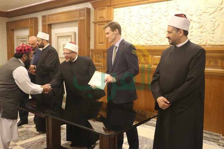 بالصور.. "هيئات الإفتاء في العالم" تحتفل بتخريج 15 إماما للمراكز الإسلامية ببريطانيا