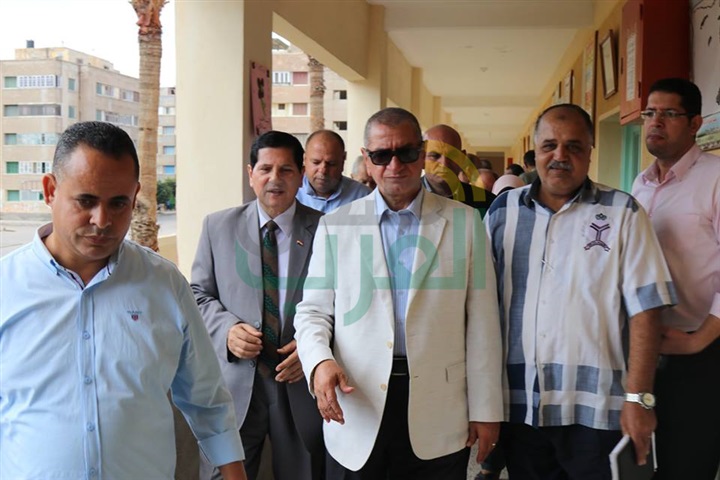 بالفيديو والصور.. محافظ كفر الشيخ يوزع الأدوات المدرسية على التلاميذ