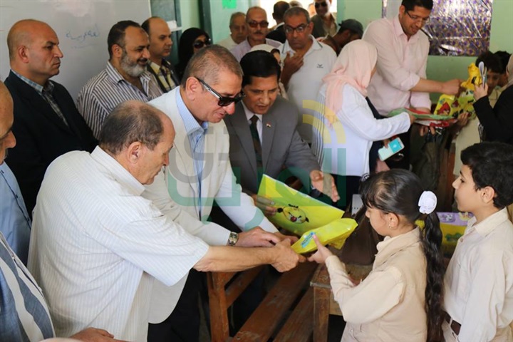بالفيديو والصور.. محافظ كفر الشيخ يوزع الأدوات المدرسية على التلاميذ