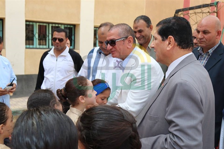 بالفيديو والصور.. محافظ كفر الشيخ يوزع الأدوات المدرسية على التلاميذ