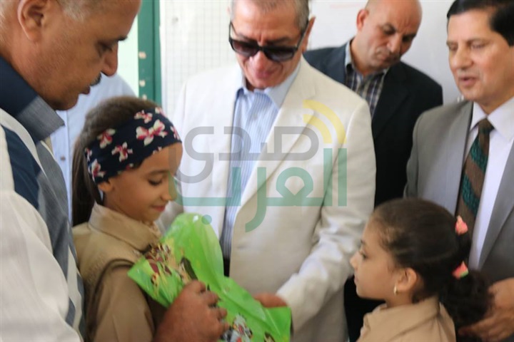 بالفيديو والصور.. محافظ كفر الشيخ يوزع الأدوات المدرسية على التلاميذ