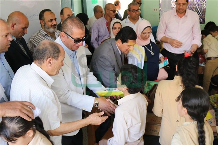 بالفيديو والصور.. محافظ كفر الشيخ يوزع الأدوات المدرسية على التلاميذ