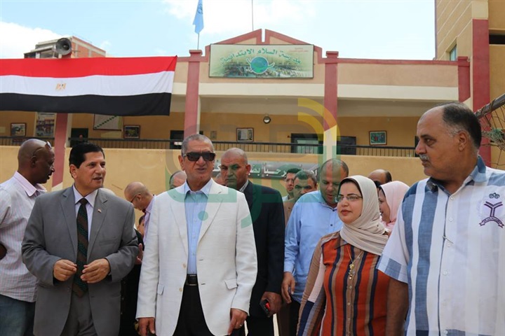 بالفيديو والصور.. محافظ كفر الشيخ يوزع الأدوات المدرسية على التلاميذ