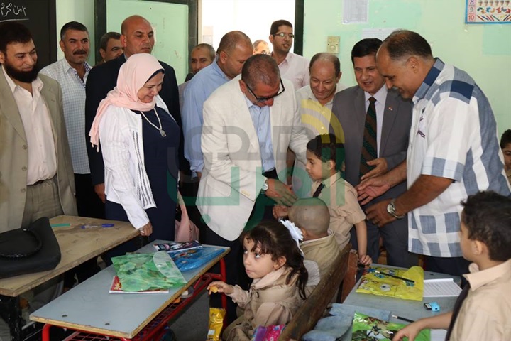 بالفيديو والصور.. محافظ كفر الشيخ يوزع الأدوات المدرسية على التلاميذ