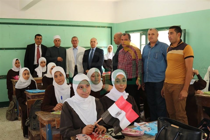 بالفيديو والصور.. محافظ كفر الشيخ يوزع الأدوات المدرسية على التلاميذ