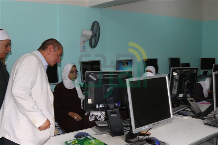 بالفيديو والصور.. محافظ كفر الشيخ يوزع الأدوات المدرسية على التلاميذ