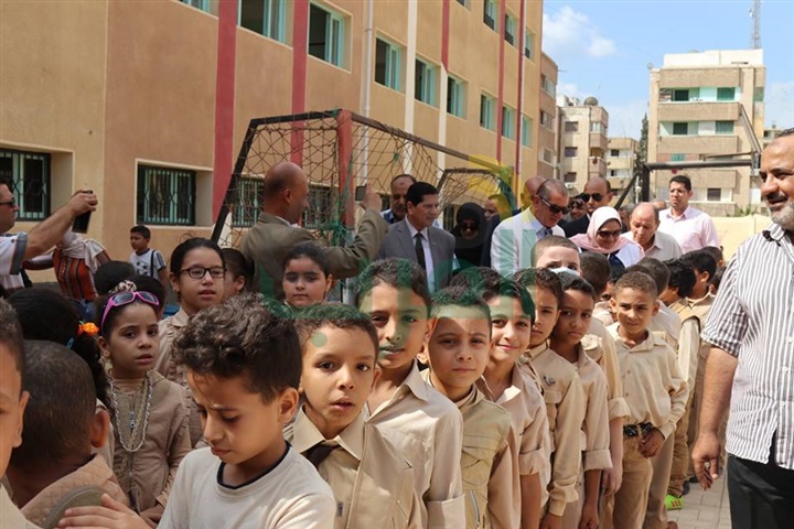 بالفيديو والصور.. محافظ كفر الشيخ يوزع الأدوات المدرسية على التلاميذ