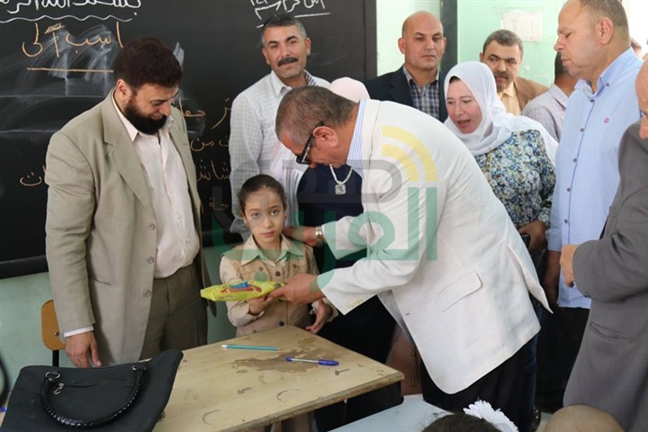 بالفيديو والصور.. محافظ كفر الشيخ يوزع الأدوات المدرسية على التلاميذ