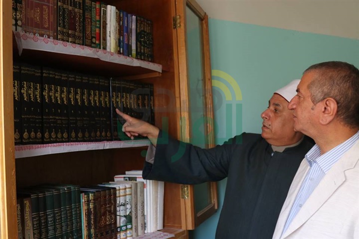 بالفيديو والصور.. محافظ كفر الشيخ يوزع الأدوات المدرسية على التلاميذ