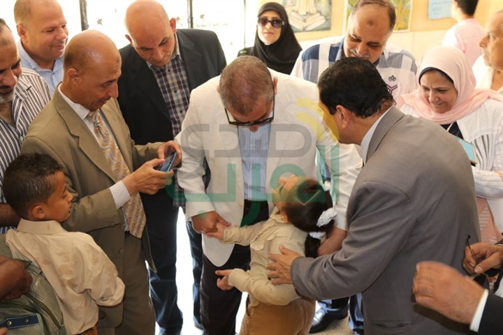 بالفيديو والصور.. محافظ كفر الشيخ يوزع الأدوات المدرسية على التلاميذ