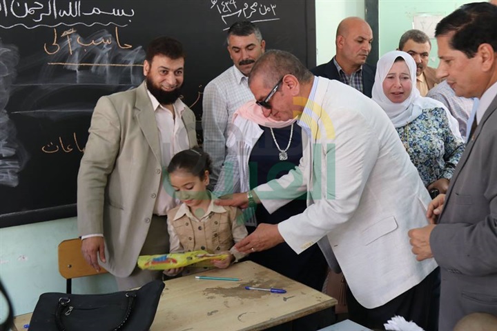 بالفيديو والصور.. محافظ كفر الشيخ يوزع الأدوات المدرسية على التلاميذ