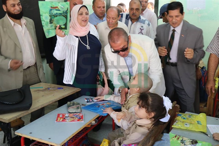 بالفيديو والصور.. محافظ كفر الشيخ يوزع الأدوات المدرسية على التلاميذ