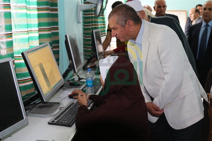 بالفيديو والصور.. محافظ كفر الشيخ يوزع الأدوات المدرسية على التلاميذ