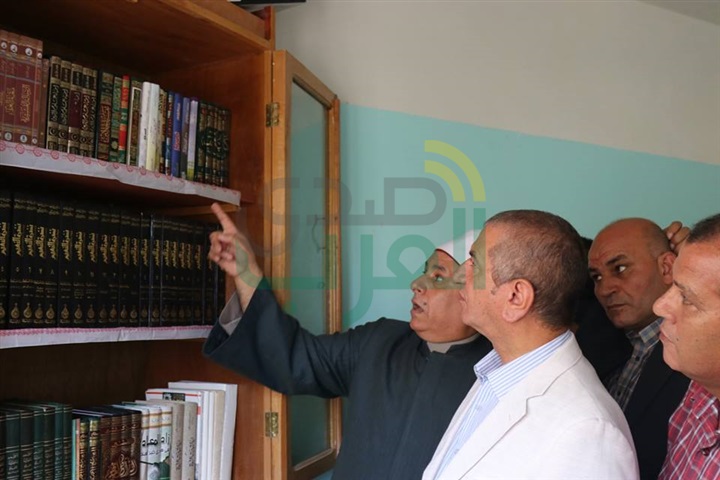 بالفيديو والصور.. محافظ كفر الشيخ يوزع الأدوات المدرسية على التلاميذ