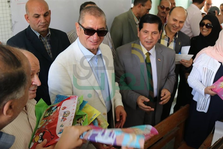 بالفيديو والصور.. محافظ كفر الشيخ يوزع الأدوات المدرسية على التلاميذ