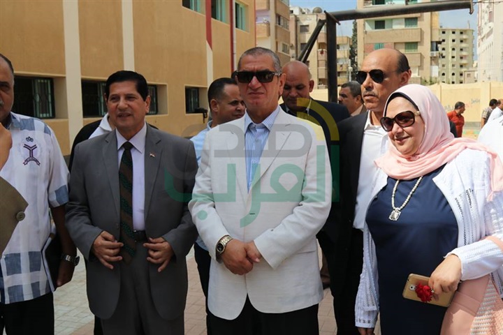 بالفيديو والصور.. محافظ كفر الشيخ يوزع الأدوات المدرسية على التلاميذ