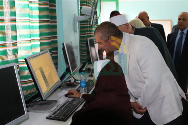 بالفيديو والصور.. محافظ كفر الشيخ يوزع الأدوات المدرسية على التلاميذ