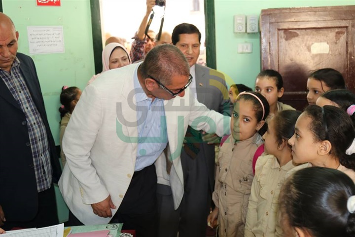 بالفيديو والصور.. محافظ كفر الشيخ يوزع الأدوات المدرسية على التلاميذ
