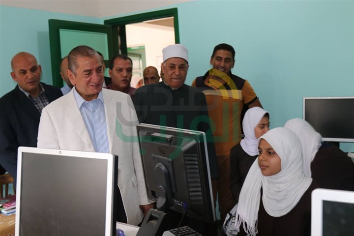 بالفيديو والصور.. محافظ كفر الشيخ يوزع الأدوات المدرسية على التلاميذ