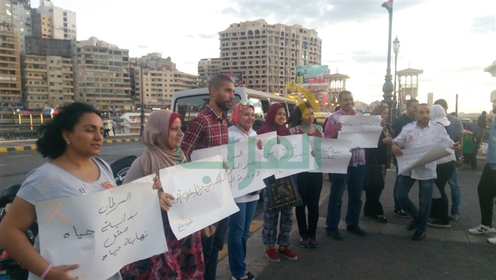 محاربى السرطان بالاسكندرية يرفعون لافتات تشجيع المرضى