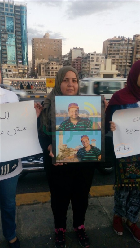 محاربى السرطان بالاسكندرية يرفعون لافتات تشجيع المرضى