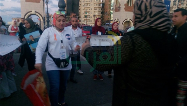 محاربى السرطان بالاسكندرية يرفعون لافتات تشجيع المرضى
