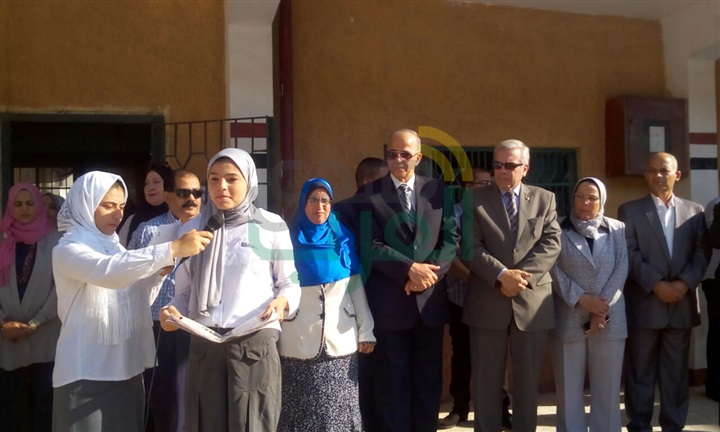 بالصور.. محافظ القليوبية يؤدى تحية العلم بمدرسة بنها الثانوية بنات