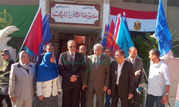بالصور.. محافظ القليوبية يؤدى تحية العلم بمدرسة بنها الثانوية بنات