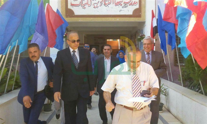 بالصور.. محافظ القليوبية يؤدى تحية العلم بمدرسة بنها الثانوية بنات