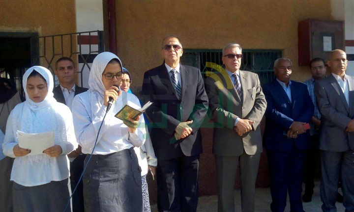بالصور.. محافظ القليوبية يؤدى تحية العلم بمدرسة بنها الثانوية بنات