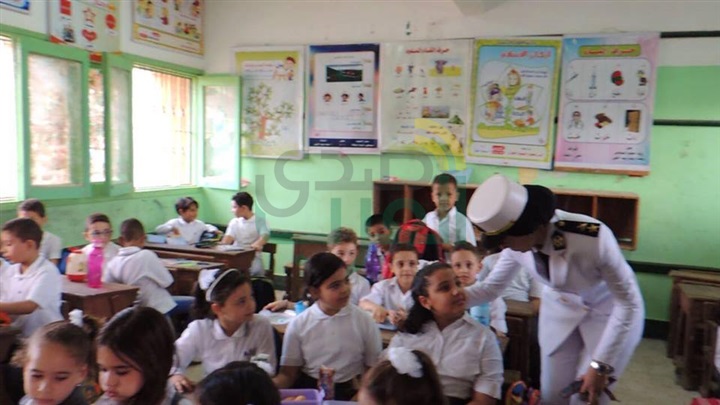 بالصور.. وفد من ضباط كفر الشيخ يزور مدارس أبناء شهداء الشرطة