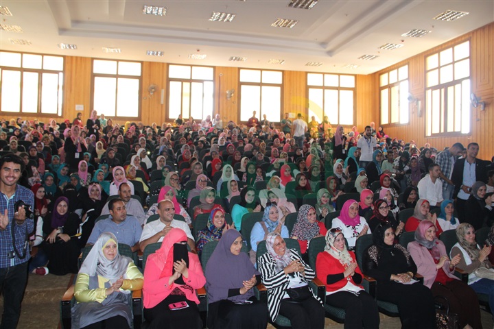  بالصور...رئيس جامعة كفر الشيخ يشهد حفل استقبال الطلاب الجدد بكليتى النوعية والعلوم