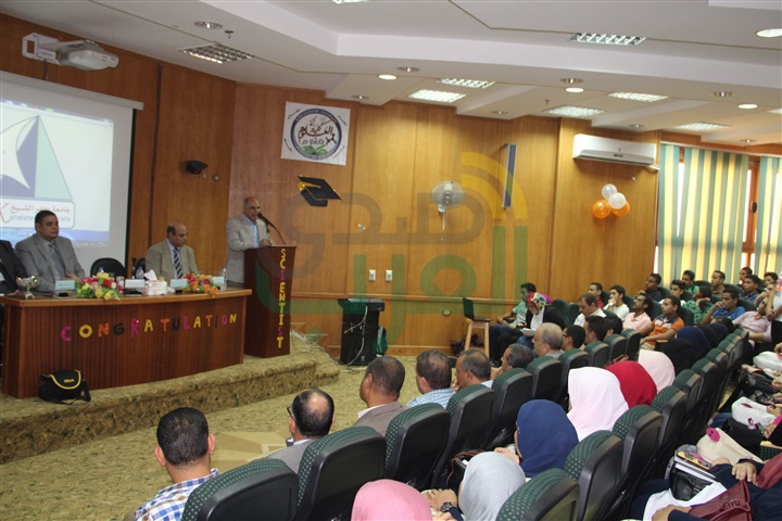  بالصور...رئيس جامعة كفر الشيخ يشهد حفل استقبال الطلاب الجدد بكليتى النوعية والعلوم