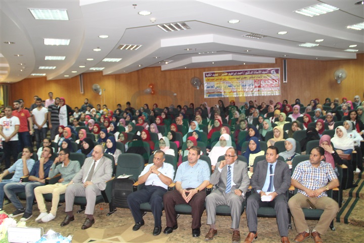  بالصور...رئيس جامعة كفر الشيخ يشهد حفل استقبال الطلاب الجدد بكليتى النوعية والعلوم